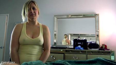 Сексапильная толстушка помогла мастурбирующему парню кончить