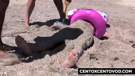 Загорелая нимфоманка отдалась на пляже трем мускулистым кобелям