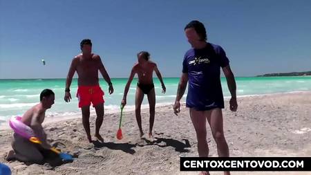 Загорелая нимфоманка отдалась на пляже трем мускулистым кобелям