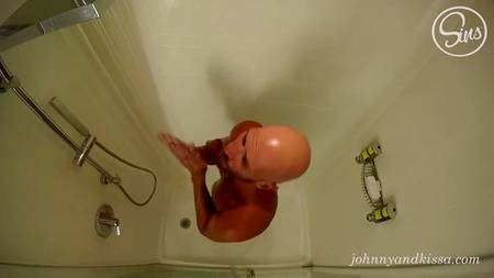 Лысый мужик оприходовал в душевой девицу с классной жопой