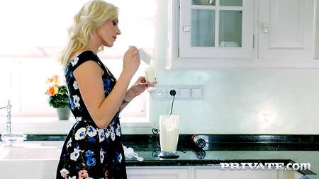 Мужик присовывает в вылизанное очко зрелой сучке в платье