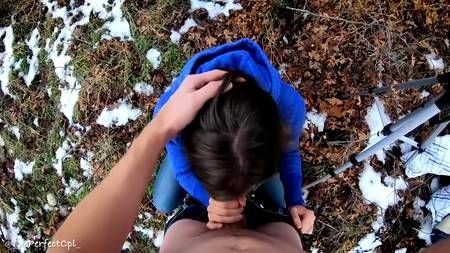 Отсосавшая в автомобиле сучка отдалась раком возле дерева