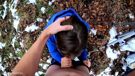 Отсосавшая в автомобиле сучка отдалась раком возле дерева