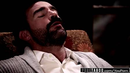 Мужик отодрал двух сучек и смачно кончил на их волосатые дырки