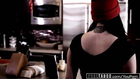 Мужик отодрал двух сучек и смачно кончил на их волосатые дырки