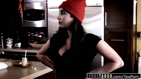 Мужик отодрал двух сучек и смачно кончил на их волосатые дырки