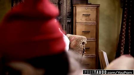 Мужик отодрал двух сучек и смачно кончил на их волосатые дырки