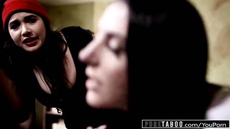 Мужик отодрал двух сучек и смачно кончил на их волосатые дырки