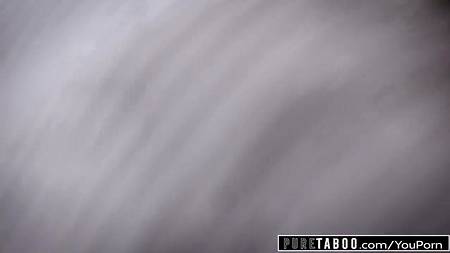 Мужик отодрал двух сучек и смачно кончил на их волосатые дырки