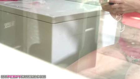 Скрутил и грубо отымел горячую блондинку на стиральной машинке