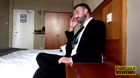 Мужик в возрасте отодрал стройную кралю с небольшими сиськами