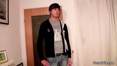 Сисястая женщина осчастливила неопытного парня еблей