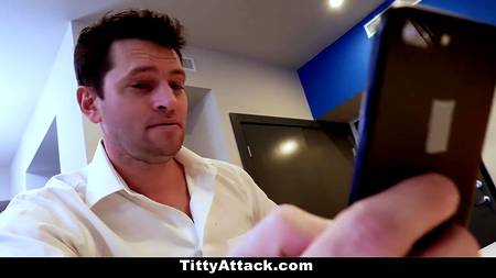 Горячая медсестричка удовлетворяет парня большими натуральными сиськами