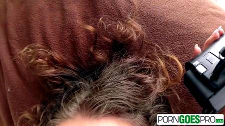 Пацан шпилит кучерявую цыпочку и снимает секс от первого лица