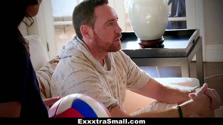 Оттраханная до изнеможения брюнетка получила мощный камшот