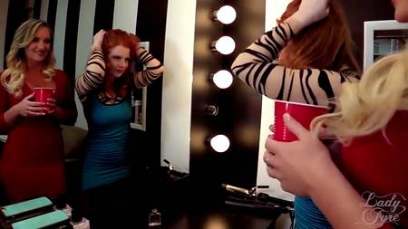 Пьяный мужик по очереди ебет зрелых телок с очень большими буферами