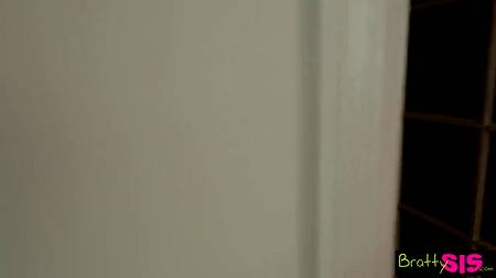 Подошел к мастурбирующей сучке и смачно оприходовал ее волосатую киску