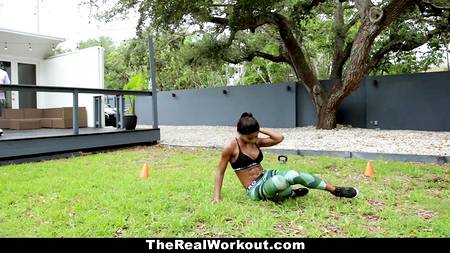 Мускулистый сосед ебет облитую маслом негритянку и кончает ей на лицо