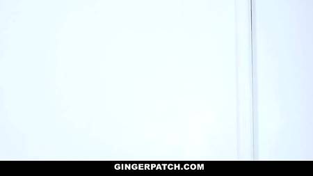 Зрелый хахаль посадил на елдак рыжую кралю и насладился сексом