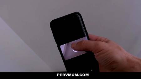 Отодрал латинку с большой жопой и мощно кончил ей на мордашку