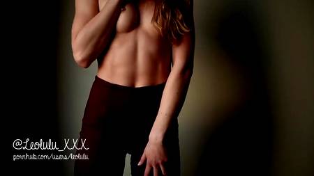 Ловелас трахает раком спортивную сучку и снимает это на камеру