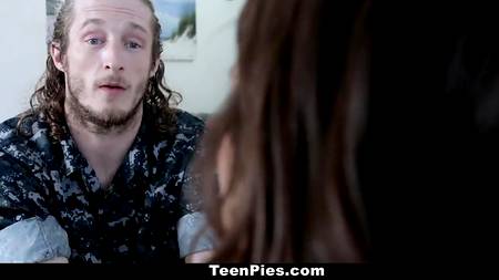 Удовлетворенный самец наполняет пизду порцией мужского сока