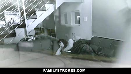 Изменил жене пока та рядом спала на диване