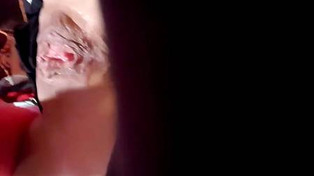 Похотливая сучка снимает крупным планом как ебет себя игрушками в две дырки