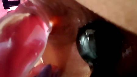 Похотливая сучка снимает крупным планом как ебет себя игрушками в две дырки