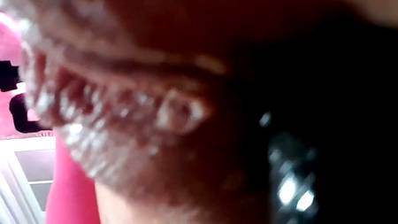 Похотливая сучка снимает крупным планом как ебет себя игрушками в две дырки