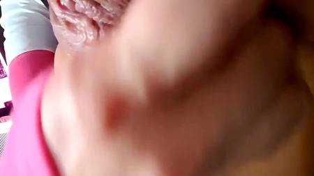 Похотливая сучка снимает крупным планом как ебет себя игрушками в две дырки