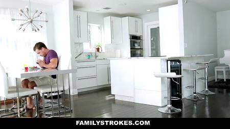 Удовлетворил худощавую брюнетку и испустил сперму ей на личико