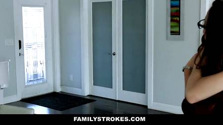 Удовлетворил худощавую брюнетку и испустил сперму ей на личико