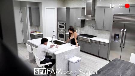 Молодой пихарь довольствуется мокрой пиздой зрелой барышни