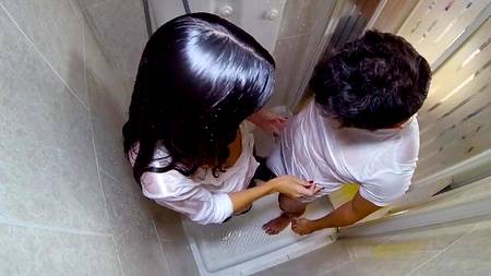 Горячая нимфа запрыгнула на член сантехника в душевой кабинке