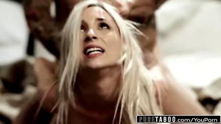 Бритоголовый мужик жестко ебет худенькую светловолосую девку