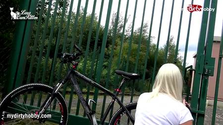 Жопастая блонда объездила длинный болт бойфренда в жарком сексе