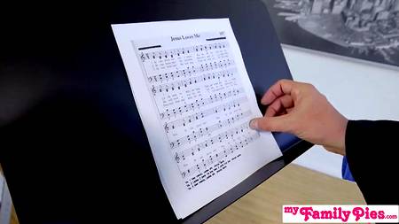 Трахнул за спиной проповедника похотливую девчонку в рясе