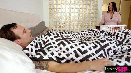 Изголодавшаяся блонда соблазнила и оттрахала застенчивого чувака