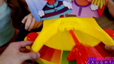 Гость зачетно ебет молоденькую именинницу и кончает ей в рот