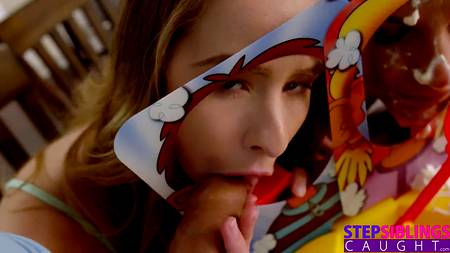 Гость зачетно ебет молоденькую именинницу и кончает ей в рот