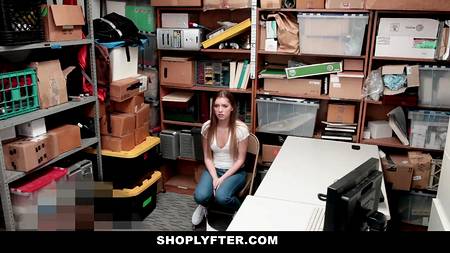 Мужик сношает в подсобке пришедшею на порно кастинг девку