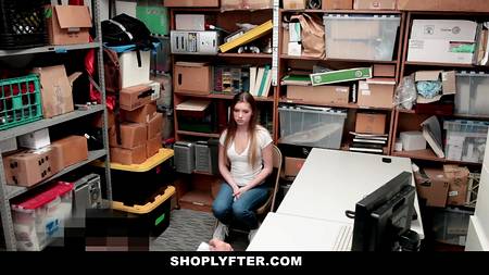 Мужик сношает в подсобке пришедшею на порно кастинг девку