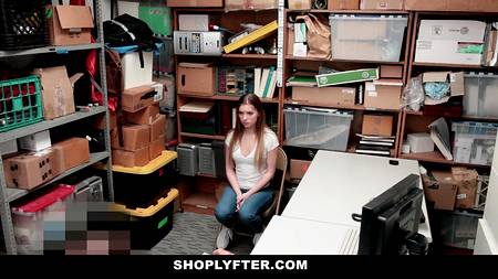 Мужик сношает в подсобке пришедшею на порно кастинг девку