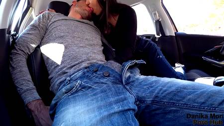 Брюнетка глубоко сосет увесистый хер в салоне автомобиля