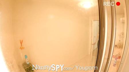 Ненасытный самец ебет в очко и теребит клитор роскошной девице