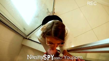 Ненасытный самец ебет в очко и теребит клитор роскошной девице