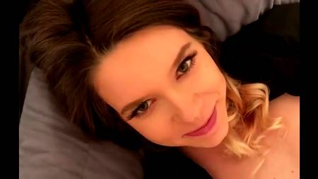 Пацан снимает на камеру как ебет в рот красивую девушку и мощно кончает ей на лицо