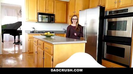 Пихарь снял от первого лица жаркие моменты секса с няшной молодой подружкой