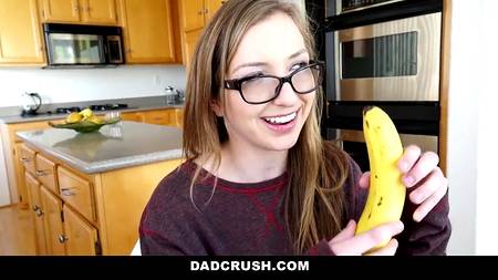 Пихарь снял от первого лица жаркие моменты секса с няшной молодой подружкой